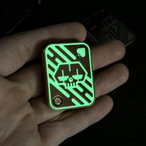 EDC MAGNETIC CARD (SKULL GLOWING IN THE DARK)